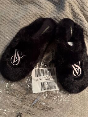 NWT Victoria's Secret Black Faux Fur Fluffy Slippers. Very comfortable & warm.